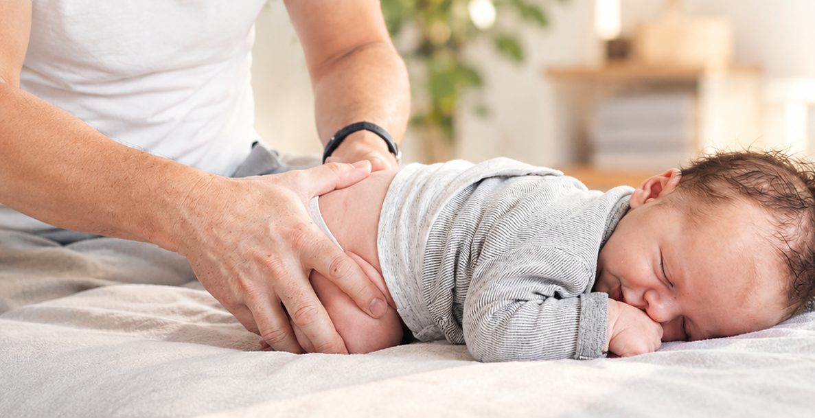 Osteopathische Behandlung eines schlafenden Babys