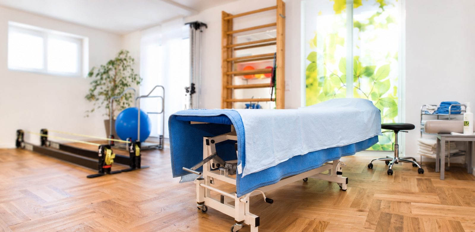 Therapieraum mit Sprossenwand und Gymnastikbällen