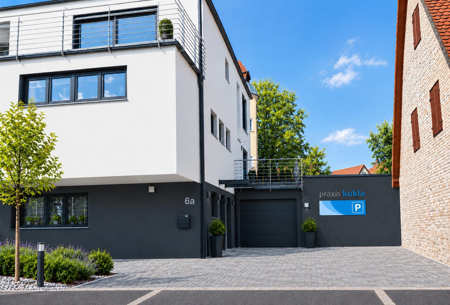 Praxis Kukla in der Urlasstraße 6a mit Parkplätzen
