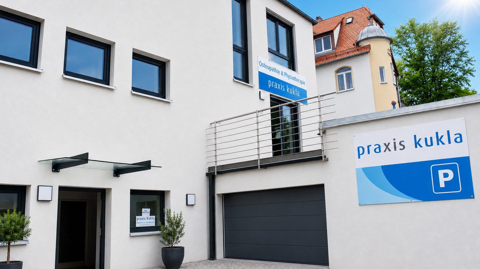 Eingang und Praxisschild mit Parkplatz-Hinweis